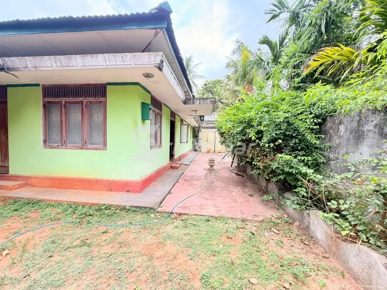 House & Property for Sale in Brown Road, Jaffna – 4 Bedrooms | 2 Parappu 7 Kulies