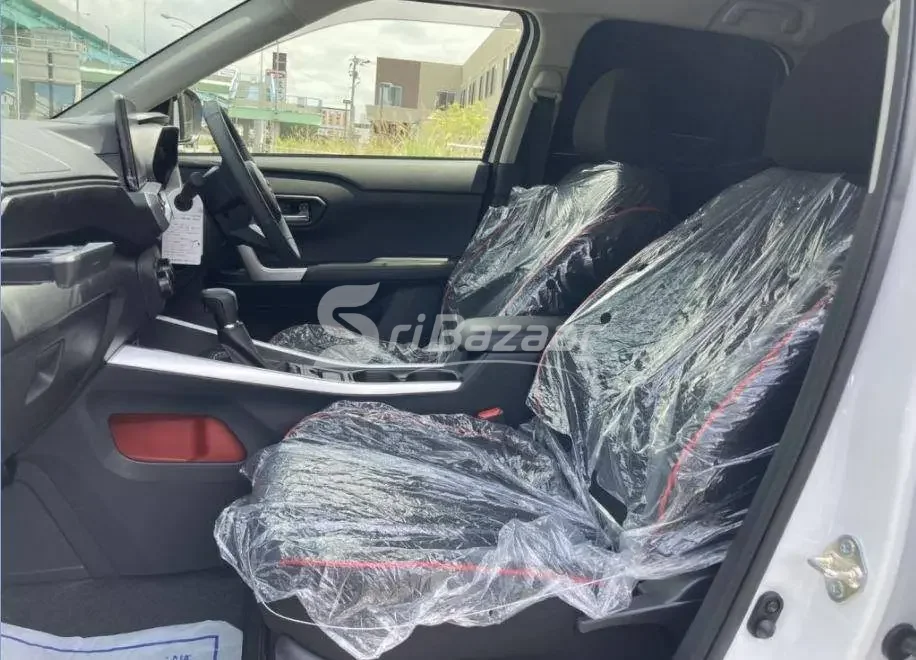 Toyota Raize Z Hybrid 2025 – Unregistered | 9,500 km