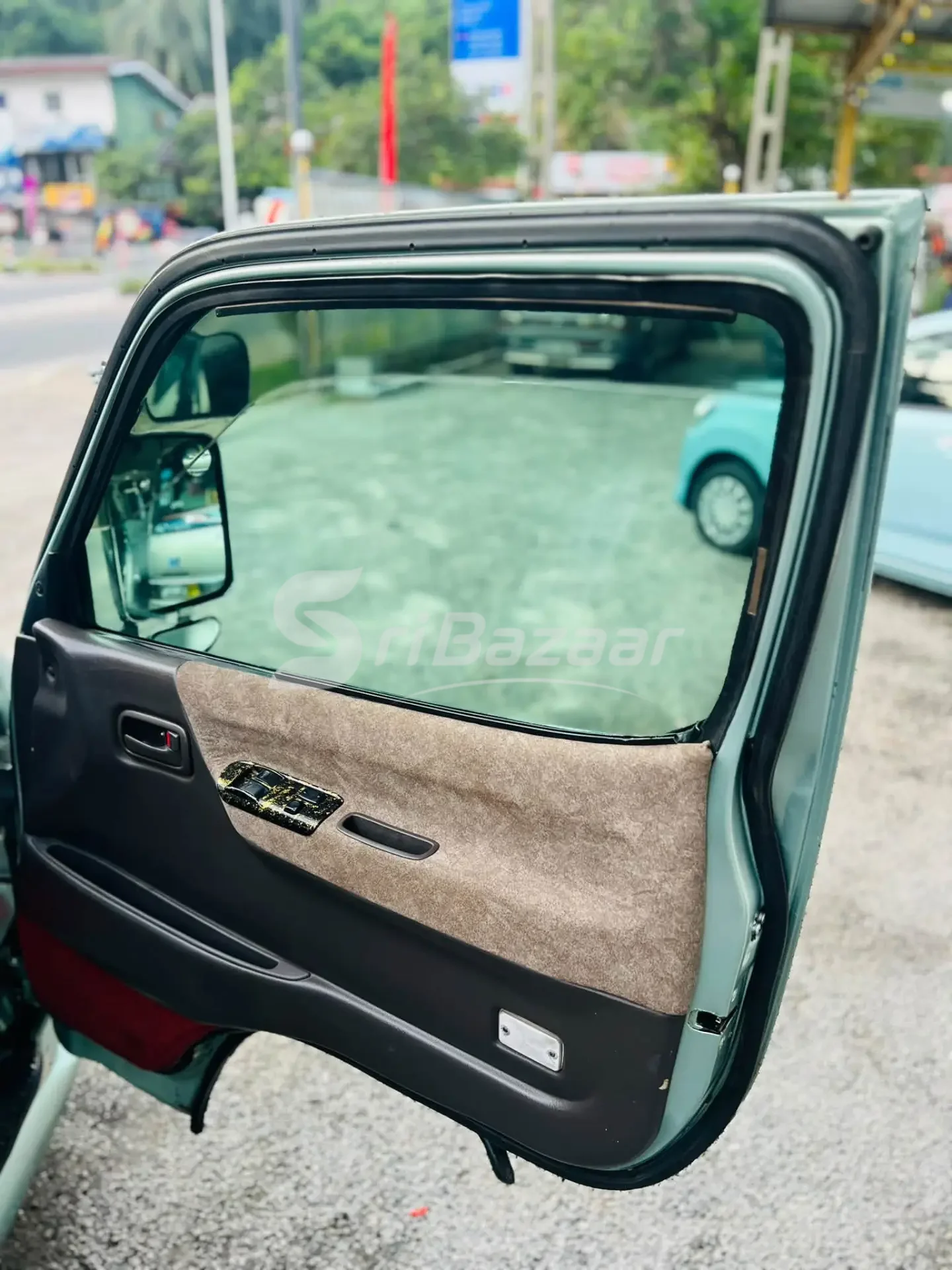 Toyota Hiace Dolphin Super GL 113 – Long Model | Rs. 7,950,000